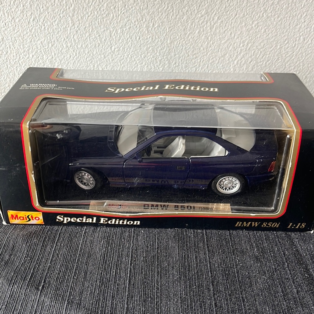 1/18 Maisto bmw 850i diecast model 1990 in blue / purple